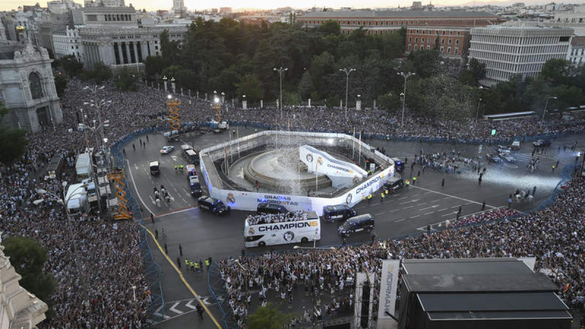 La rúa con la Liga de Campeones recorrió las calles de Madrid. JUANJO MARTÍN