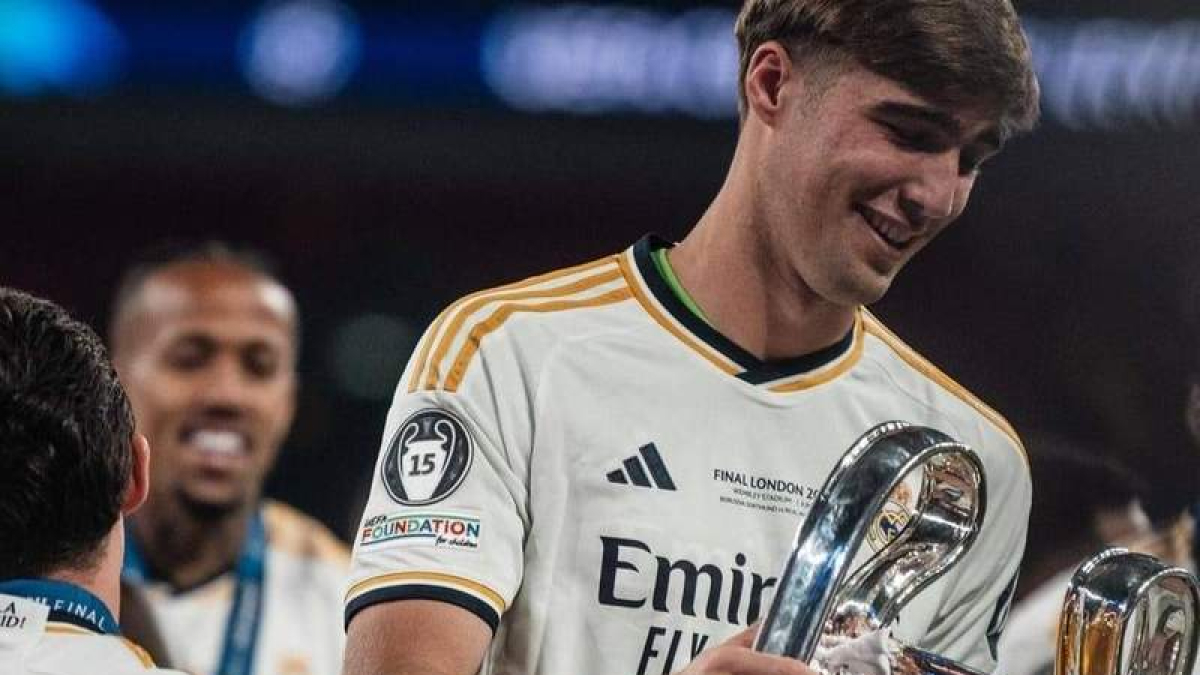 Fran González sujeta en sus manos la Copa de Europa Wembley 2024. DL
