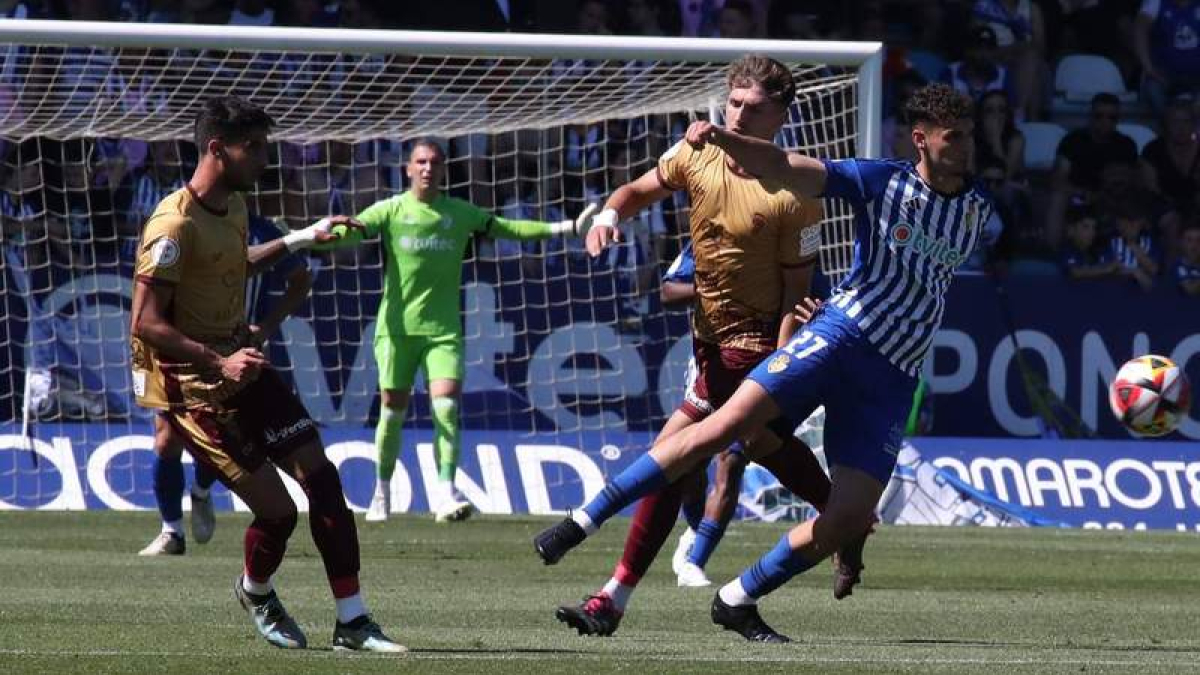 Álex Costa debutó como titular y su actuación fue de menos a más, aunque estuvo muy marcado por la zaga cordobesista. ANA F. BARREDO