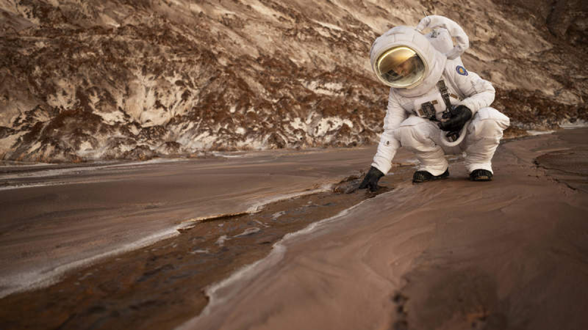 Representación de un astronauta en misión en otro planeta.  freepik