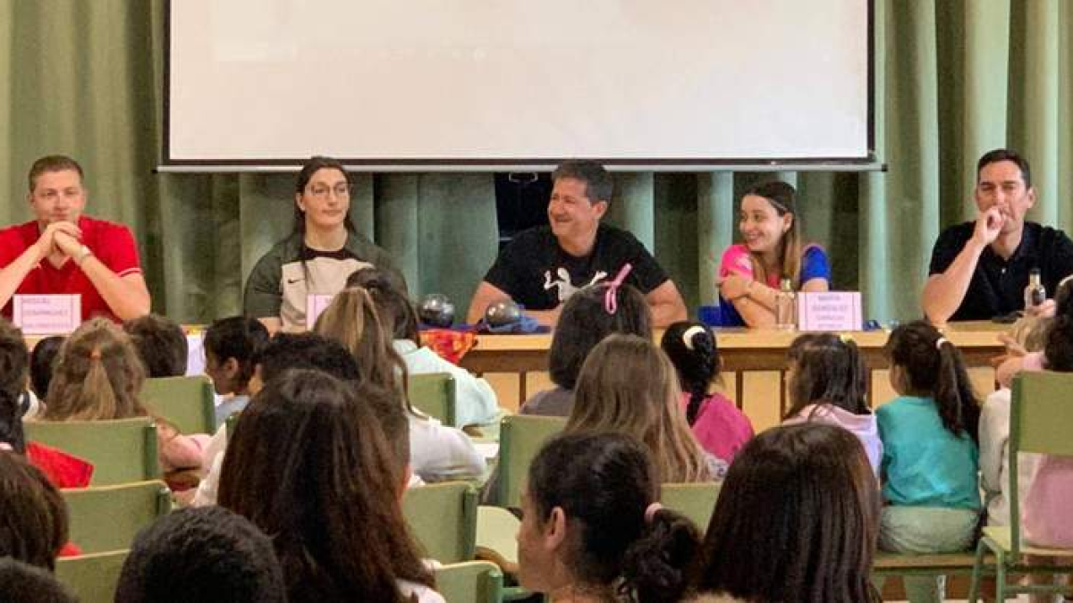 Las olimpiadas del Colegio Público Anejas concluyeron con una mesa redonda encabezada por varios deportistas de primer nivel. DL