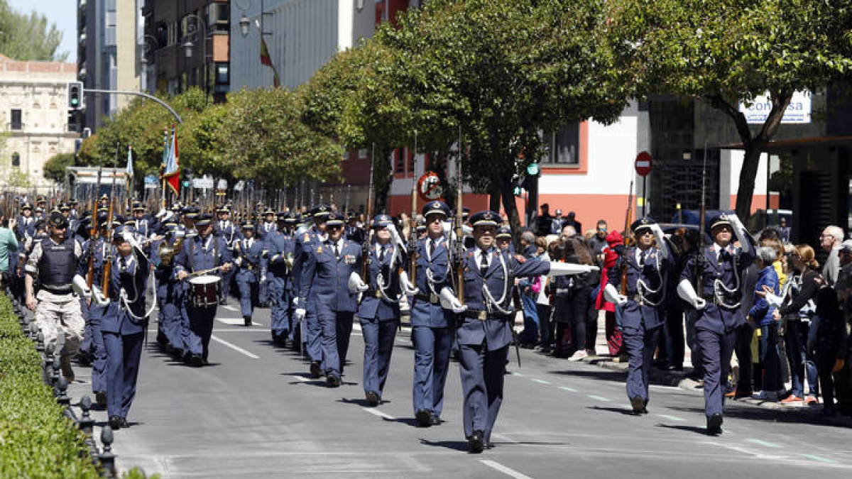 Acto de entrega de títulos de Hijos Adoptivos de León a profesores y alumnos de la Academia Básica del Aire de La Virgen del Camino y jura de bandera de personal civil.