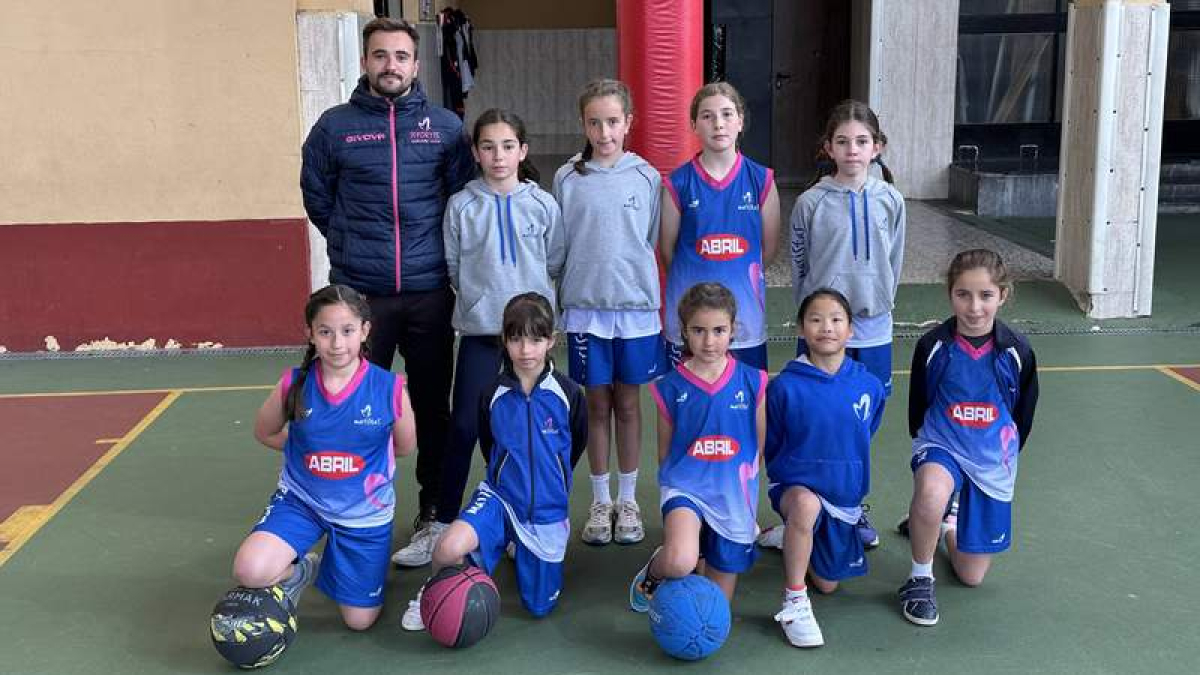 Formación del equipo del Maristas B, en la imagen superior, mientras Los Adiles A, a la derecha. DL