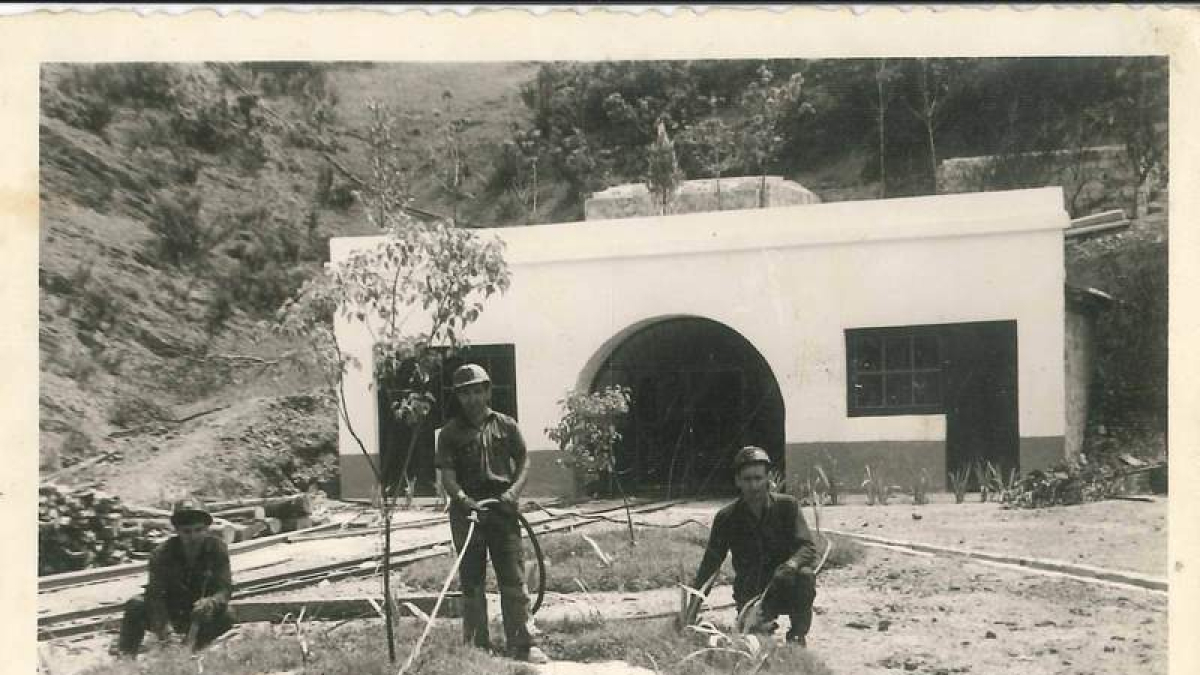 Tres mineros en el exterior de la  mina escuela de Sahelices, también conocida como mina blanca, y abajo interior de la sala de máquinas de la Herrera I
