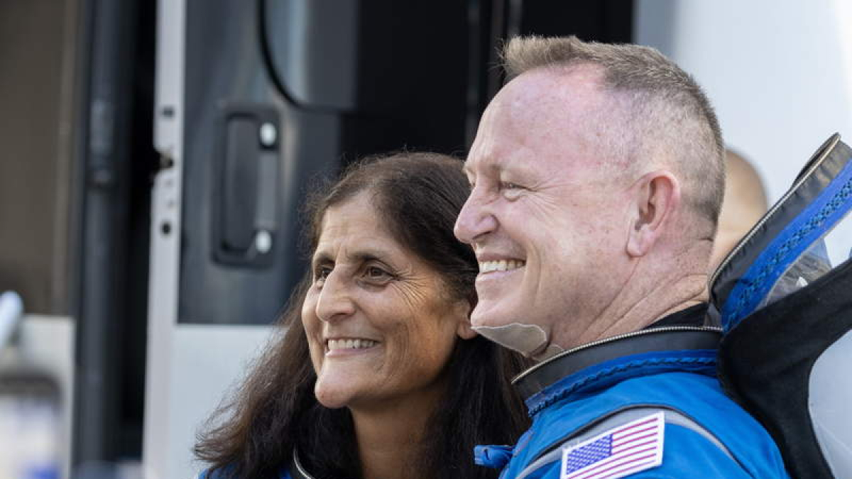 Sunita Williams y Barry Wilmore poco antes de despegar.  CRISTOBAL HERRERA-ULASHKEVICH