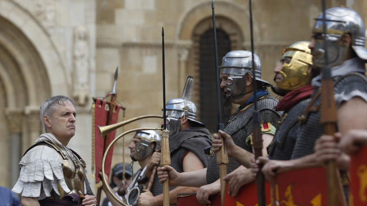 La ciudad de León recuerda sus orígenes con el ‘Natalicio del Águila’. FERNANDO OTERO