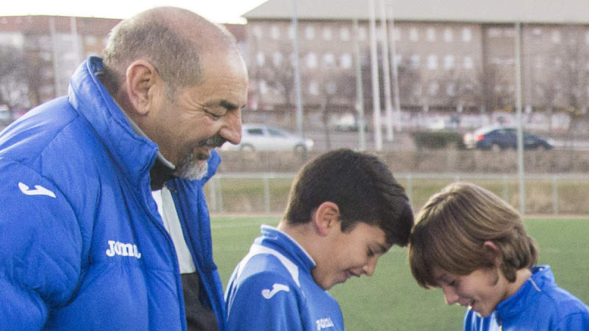 El presidente de la Peña, Manolo Díaz, y su cantera.  FERNANDO OTERO