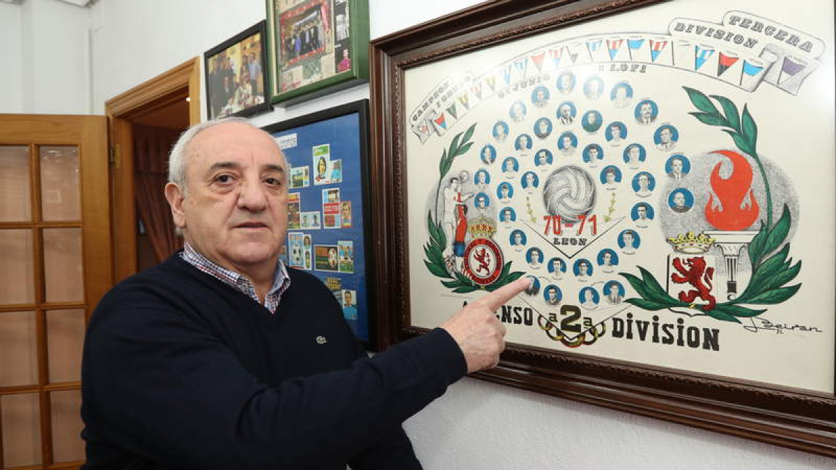 Marianín señala al cuadro del ascenso de la Cultural a Segunda División en la 1970-1971. L. DE LA MATA