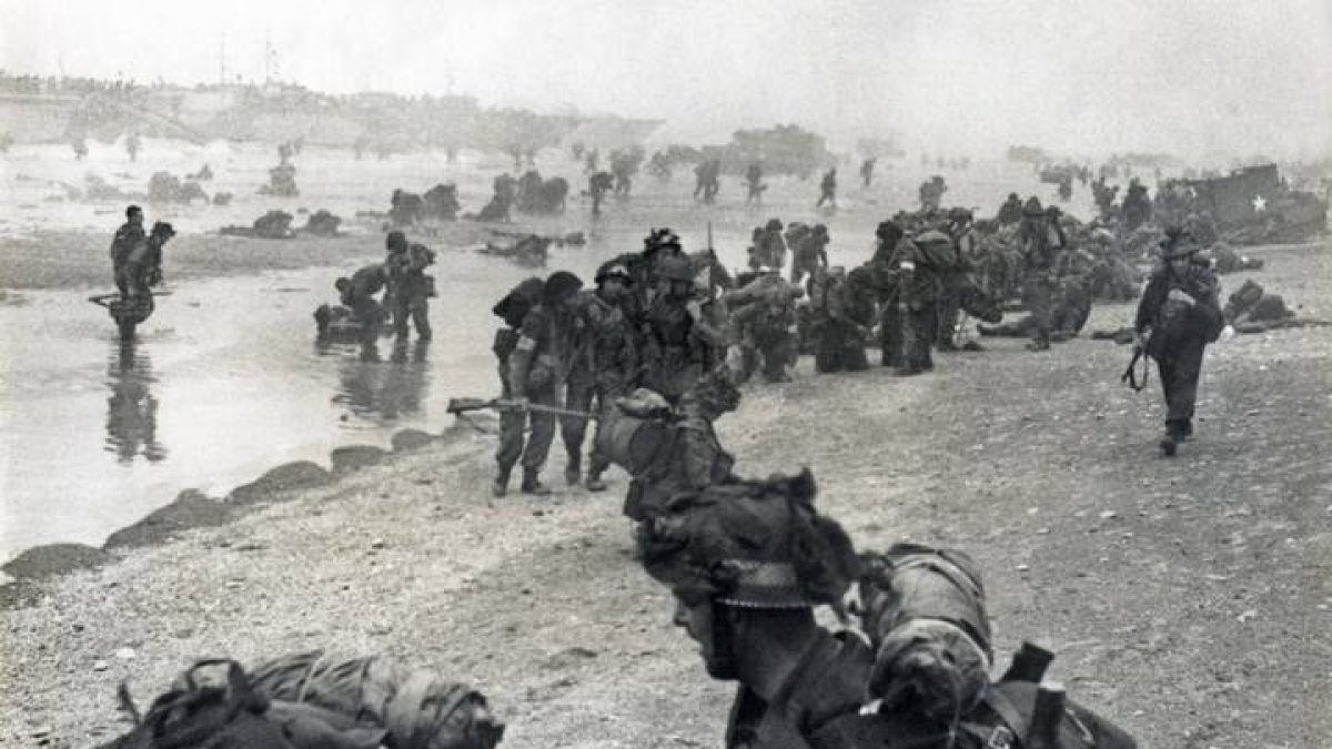 Soldados británicos a su llegada a la playa durante el desembarco de Normandía el 6 de junio de 1944.