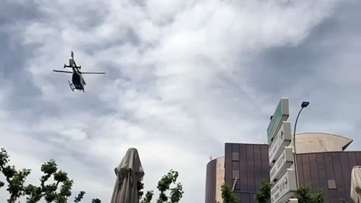 El helicóptero de la Guardia Civil sobrevuela el edificio de la Junta