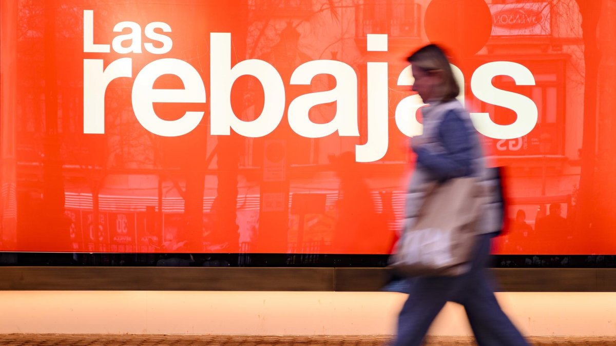 Las Rebajas de julio en ropa y calzado contienen la subida de precios. EFE/ Raúl Caro