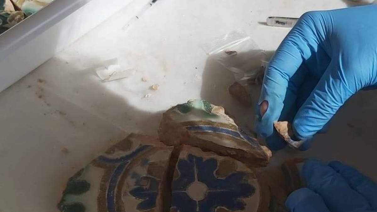 Alumnos de la Escuela de Restauración de León realizan trabajos en el palacio todos los veranos. ARCHIVO