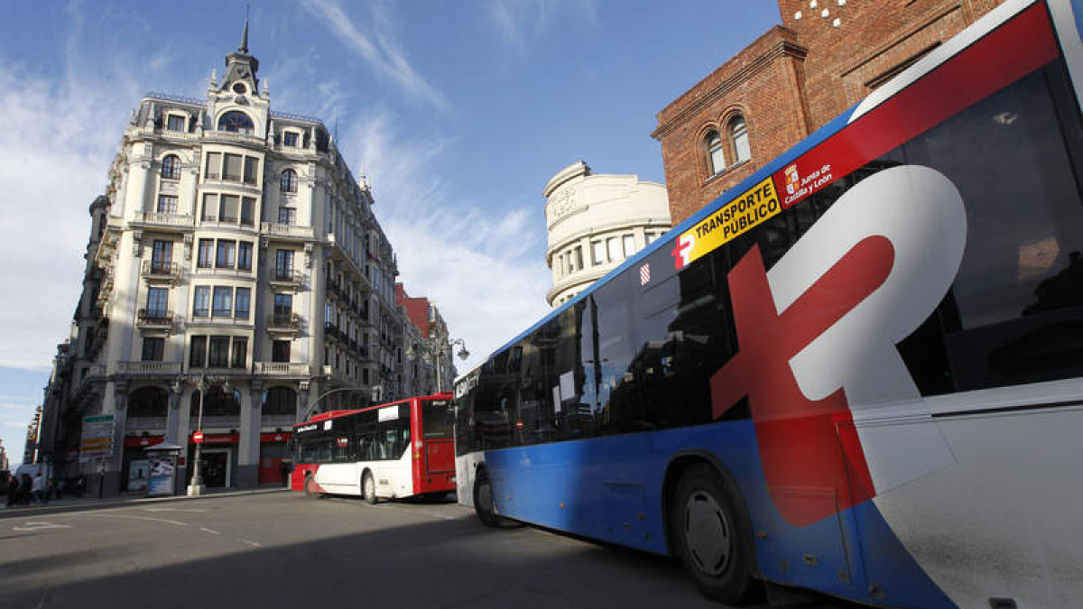 Los autobuses azules son de titularidad autonómica y atienden al alfoz, los rojos son municipales. RAMIRO