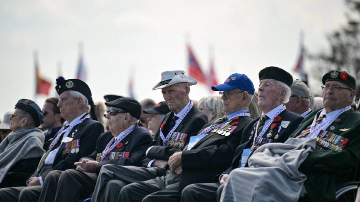 Los últimos veteranos supervivientes de la campaña de Normandía presentes en el acto en Francia.