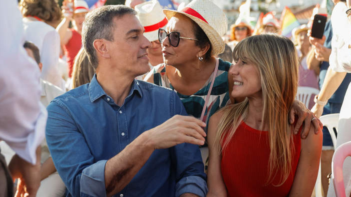 Pedro Sánchez en un mitin en Málaga con su mujer el pasado miércoles. JORGE ZAPATA