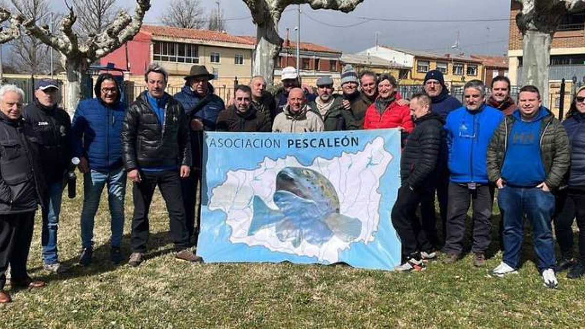 Miembros de la asociación Pescaleón, organizadora de los actos del Día Internacional de la Pesca a la Leonesa.  DL