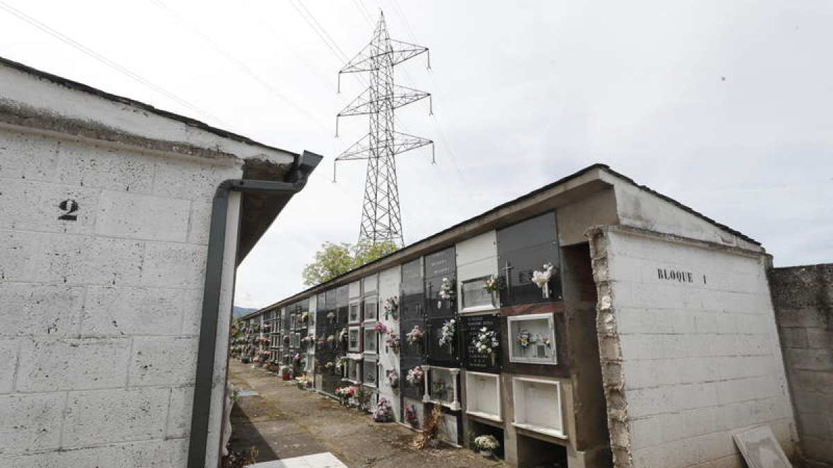 Nichos en el cementerio de Fuentesnuevas. L. DE LA MATA