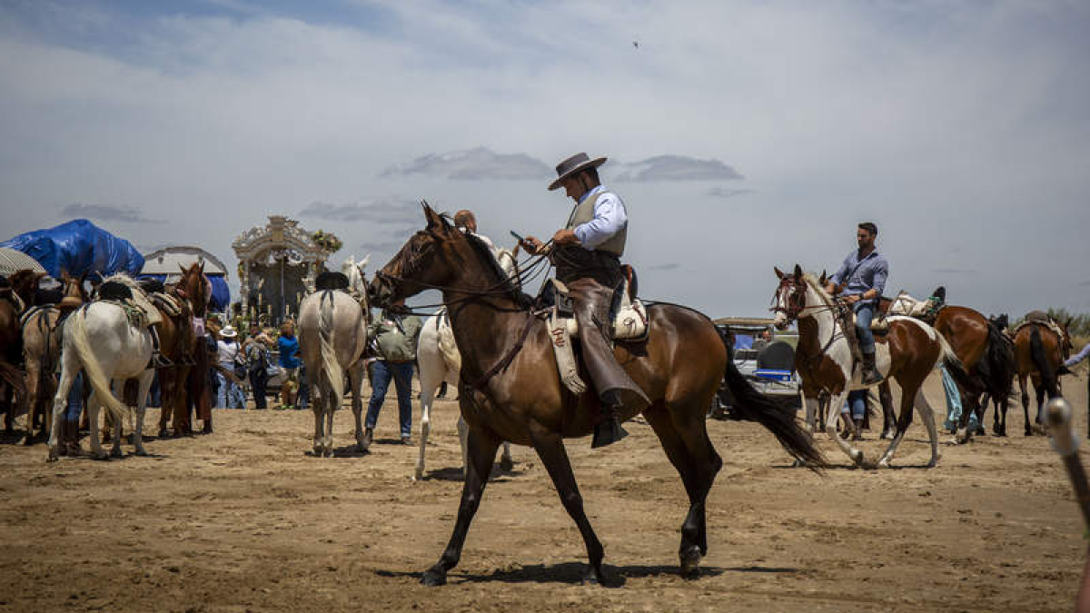 Hombres a caballo en la última romería del Rocío. ROMÁN RÍOS