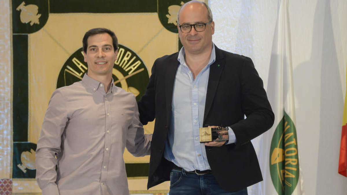 Isaac Mao recoge el premio de natación. MARÍA FUENTES