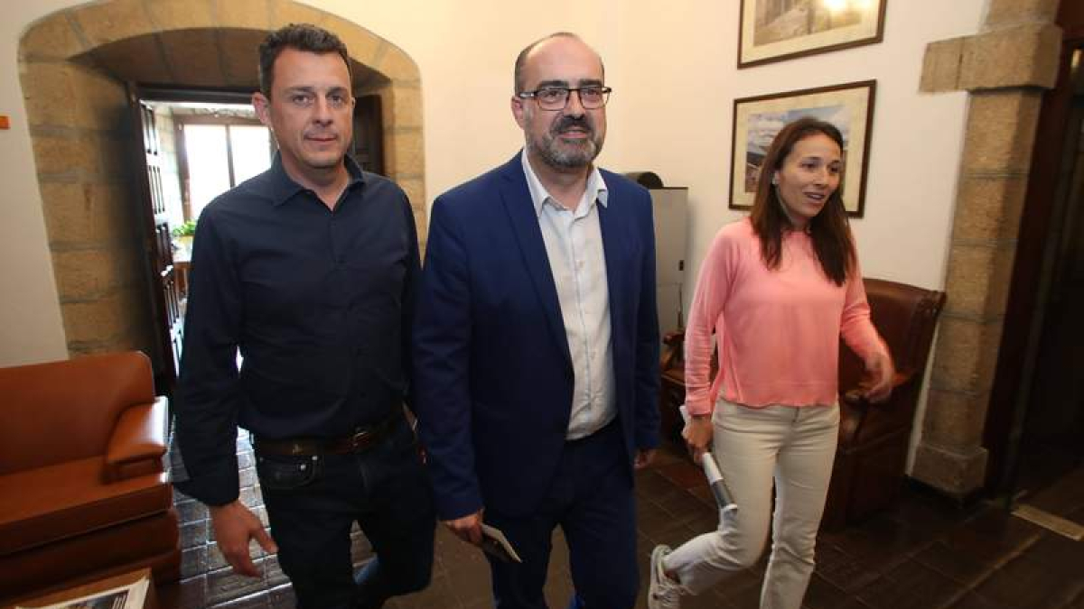 Eduardo Domínguez, Morala, Eva González, en el anuncio de la colocación de la pantalla.  L. DE LA MATA