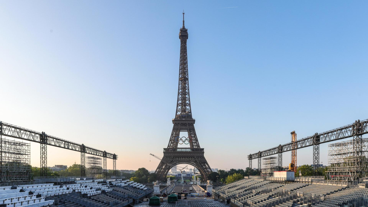 Los anillos olímpicos son instalados en la Torre Eiffel a 50 días del comienzo de los Juegos Olímpicos y Paralímpicos de París 2024 en París, Francia, este viernes.- EFE/ Teresa Suarez