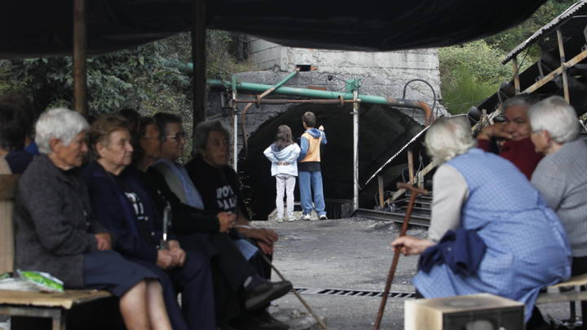 Mujeres esperando a la puerta del pozo Malabá durante el encierro de mineros.