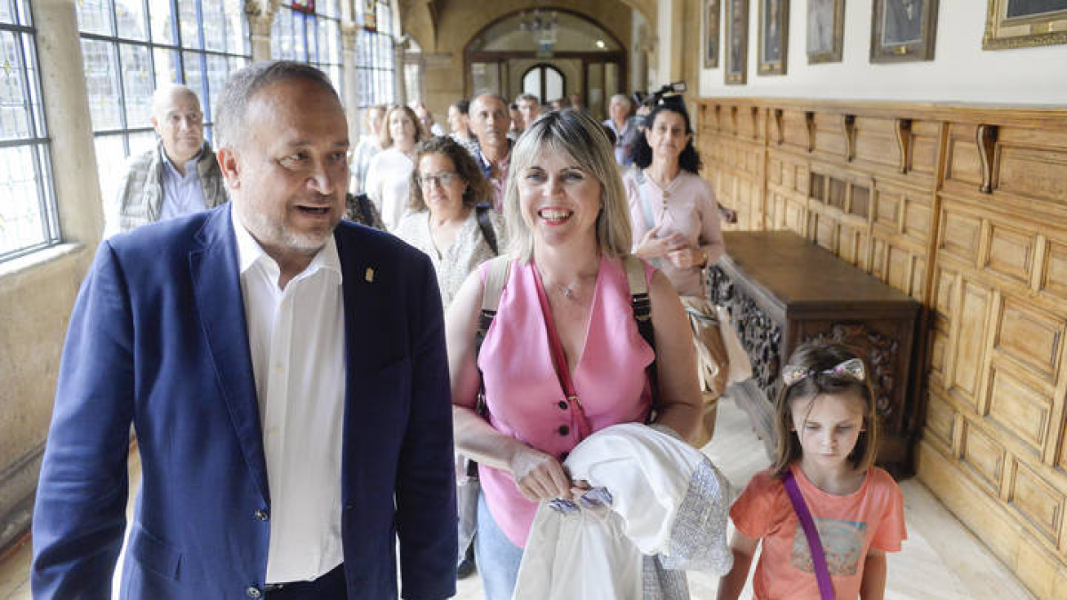 Álvarez Courel, durante la visita del pueblo Segura de León, en Badajoz.