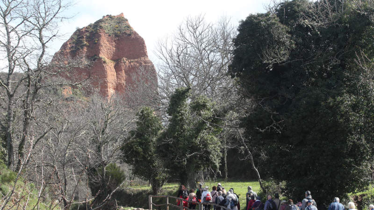 Imagen de un grupo de turistas en las Médulas