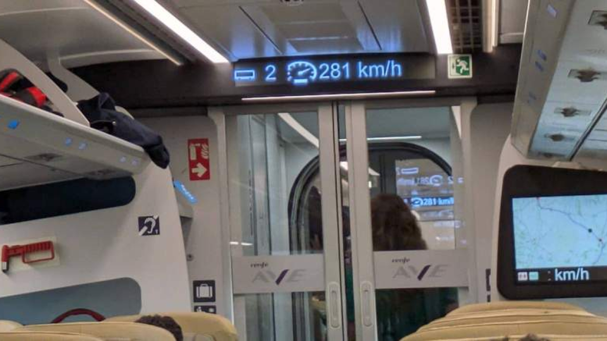 Interior de un coche del tren Avril en dirección a la capital leonesa, esta semana. DL