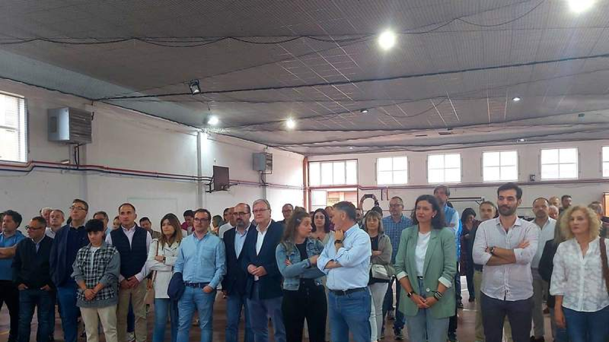 Muñoz, Vázquez y Coca, con alcaldes y militantes anoche en el cierre de campaña. DL
