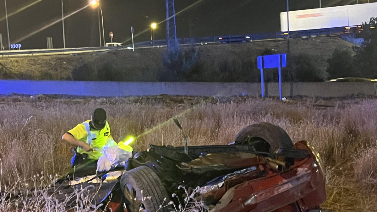 Dos personas, un hombre de 40 años y una mujer de 38, han fallecido en un accidente de tráfico ocurrido en la noche del viernes en Madrid. EFE/EMERGENCIAS MADRID