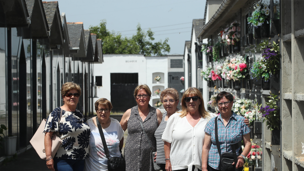 Josefina, María Encina, Mercedes, Gloria, María Gloria y María del Carmen, en el cementerio de Fuentesnuevas.
