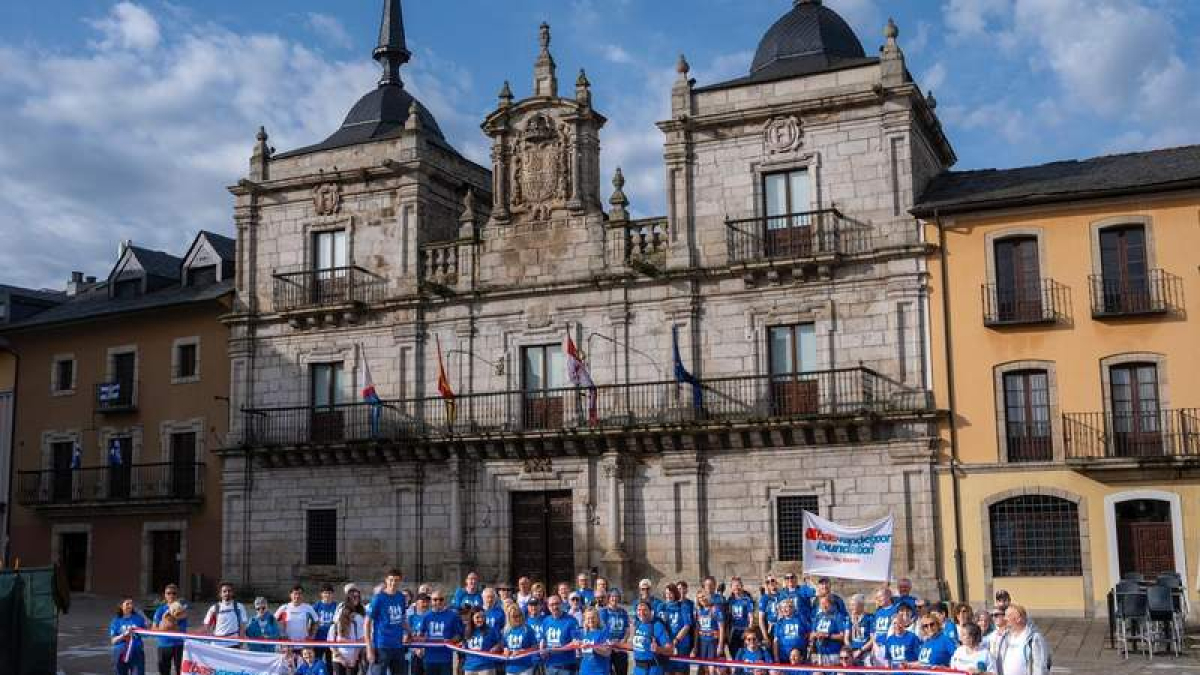 Los participantes en la marcha a los pies del Ayuntamiento de Ponferrada. DL