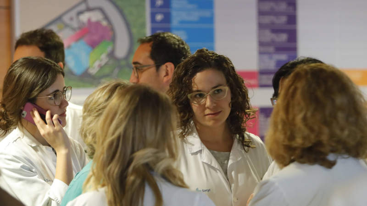 De cada tres médicos que se jubilan, dos son hombres y por cada tres que entran, dos son mujeres.  RAMIR0