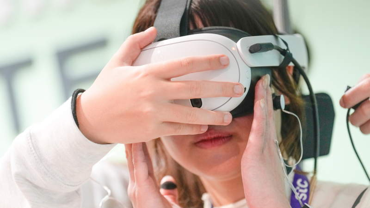 Unas gafas de realidad virtual disponibles en uno de los stands de la MWC. ENRIC FONTCUBERTA