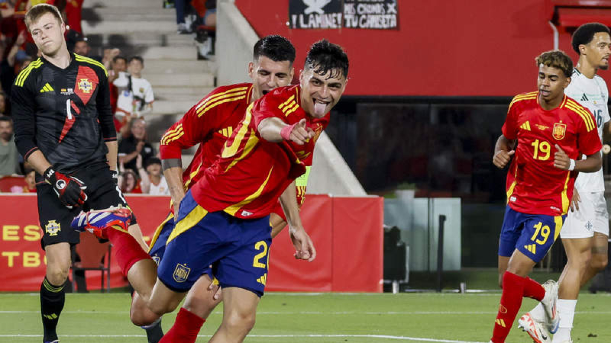 Pedri celebra uno de los dos goles que anotó frente a Irlanda del Norte.  CLADERA