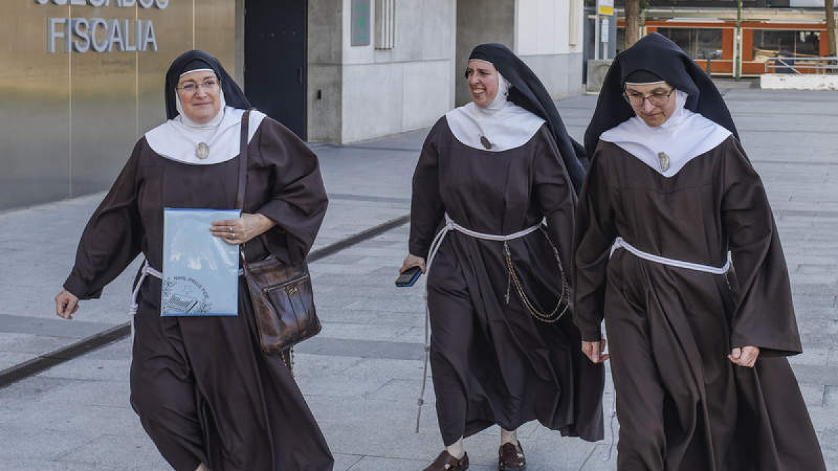 La madre superiora de las Clarisas de Belorado y tres monjas a la salida de los juzgados. SANTI OTERO