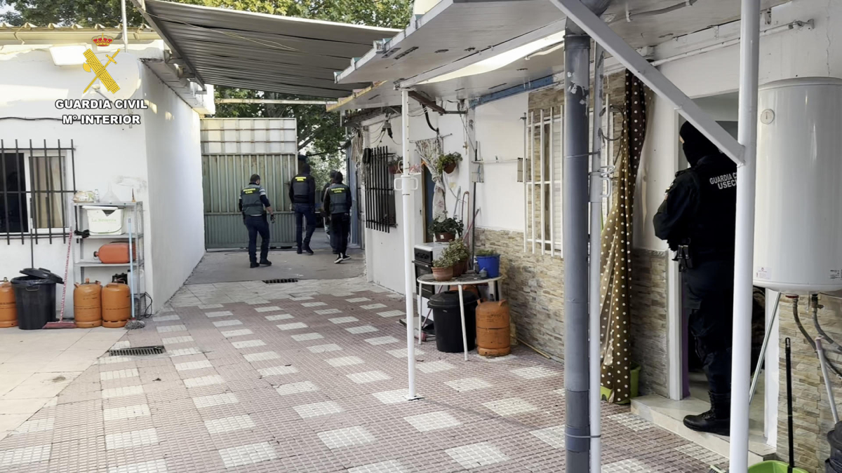 Diecisiete personas, once hombres y seis mujeres, han sido detenidas en el desmantelamiento de un grupo dedicado al tráfico de cocaína asentado en la Cañada Real Galiana y en Mejorada del Campo. EFE/ Guardia Civil 