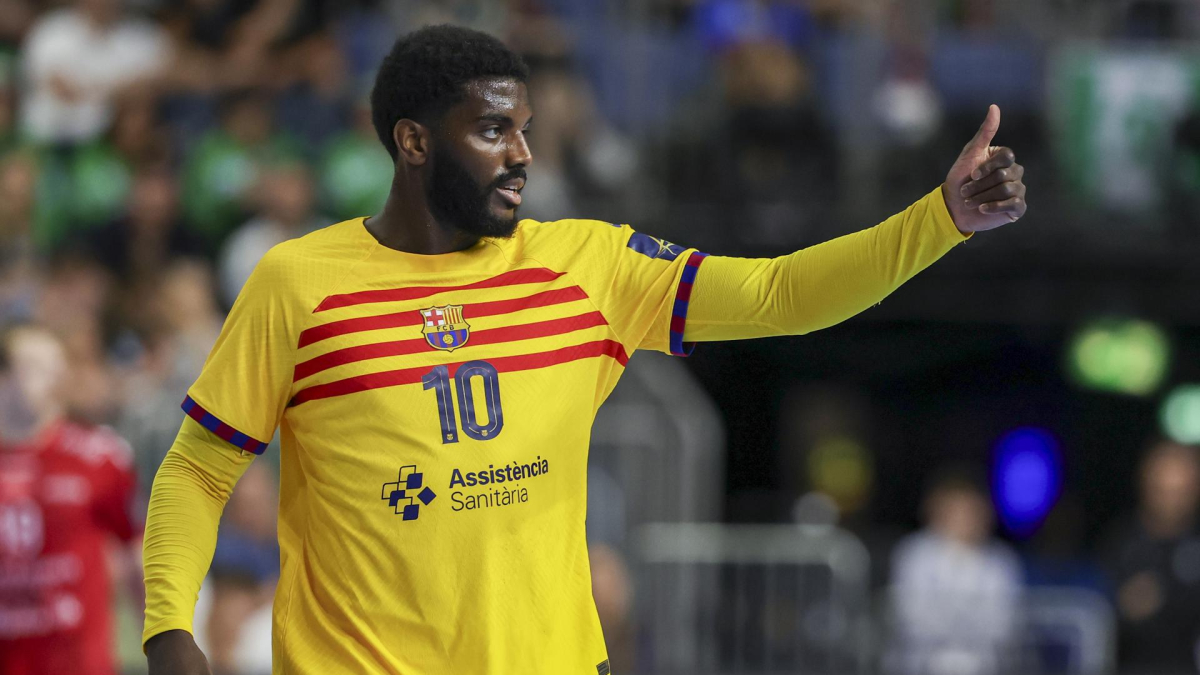 El jugador del Barcelona Dika Mem celebra un gol durante la final del EHF FINAL4 de la Champions League de balonmano que han jugado FC Barcelona y Aalborg ABen Colonia, Alemania. EFE/EPA/CHRISTOPHER NEUNDORF