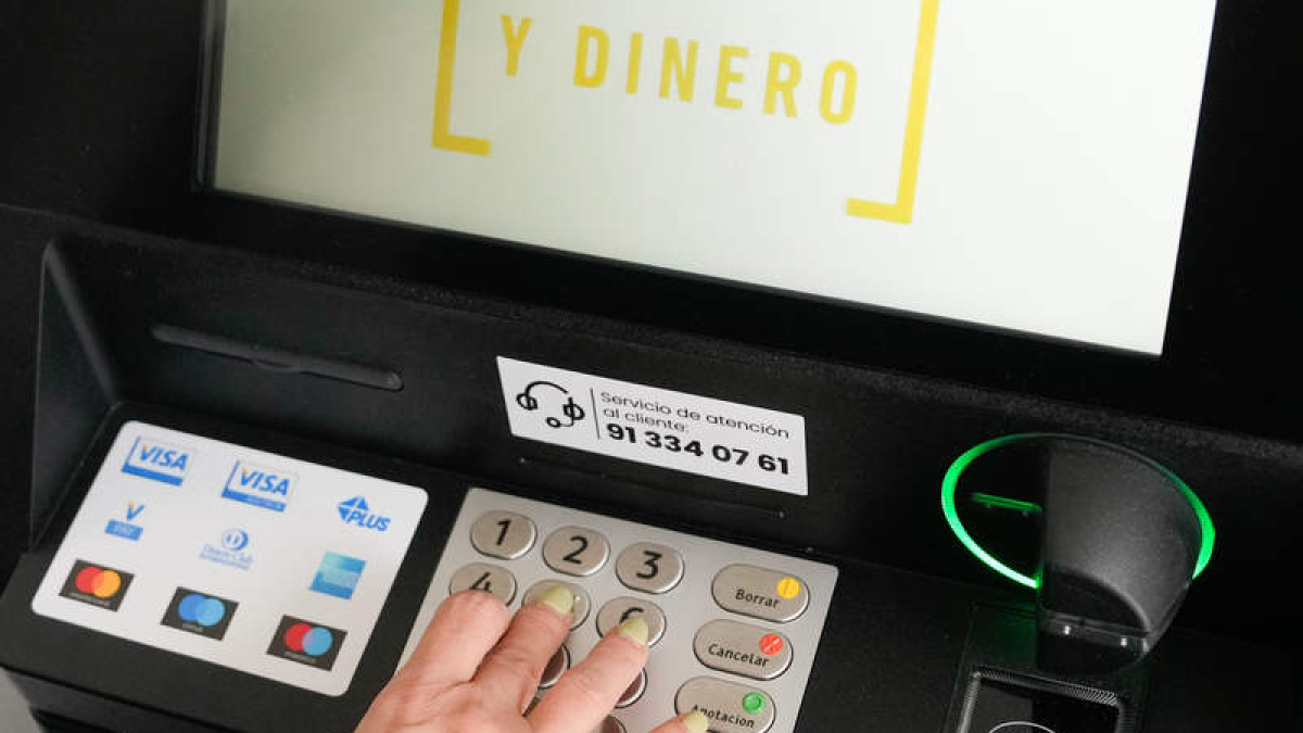 Un cajero móvil en Barcelona.  ENRIC FONTCUBERTA