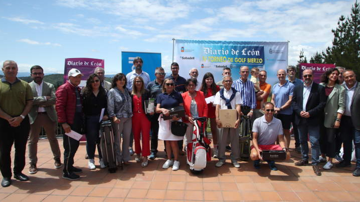 Foto de familia de premiados y representantes institucionales presentes en la entrega de premios. REPORTAJE GRÁFICO L. DE LA MATA