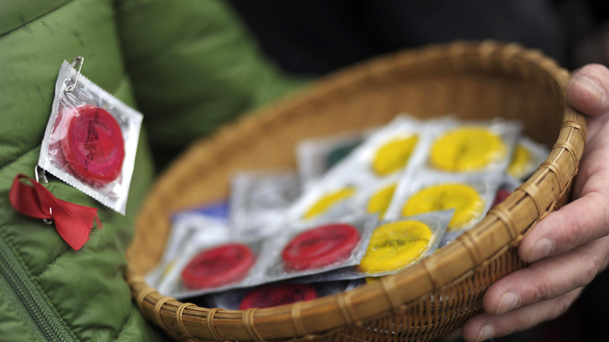 Imagen de archivo de una cesta con varios preservativos . EFE/Villar López