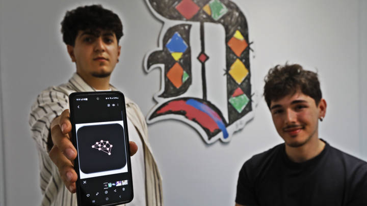 Yeray Maarar y Daniel Sánchez muestran el logo de su aplicación, MyMind.