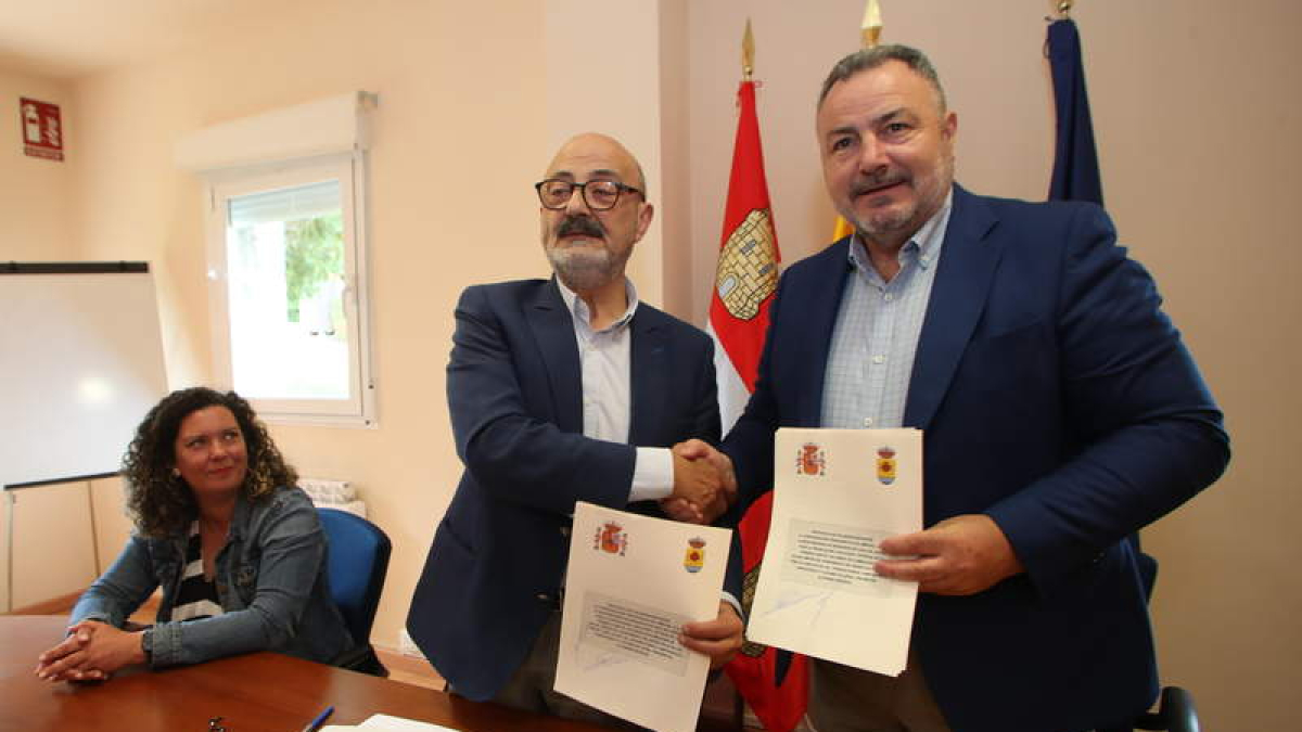 José Antonio Quiroga y Eduardo Morán, tras la firma del protocolo