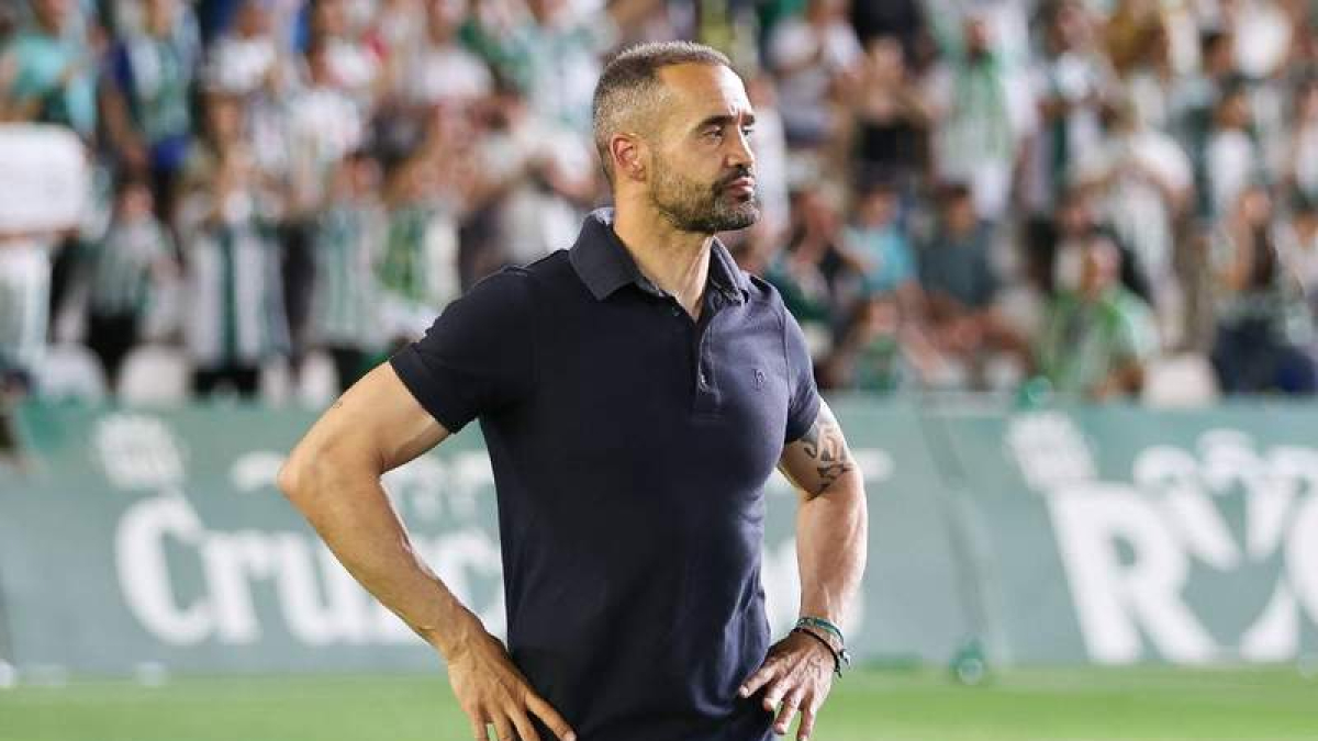 Una de las primeras decisiones que tendrá que afrontar el club es si renueva a Juanfran o cambia de técnico. FRAN PÉREZ