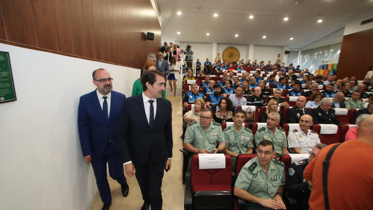 Morala y Suárez-Quiñones a su llegada al congreso, celebrado en el salón de actos de la Uned de Ponferrada.