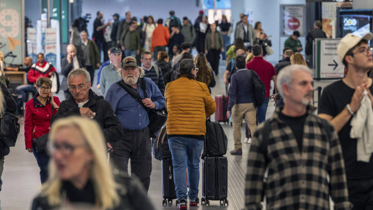 El turismo dinamiza el crecimiento de la economía española  FERNANDO VILLAR