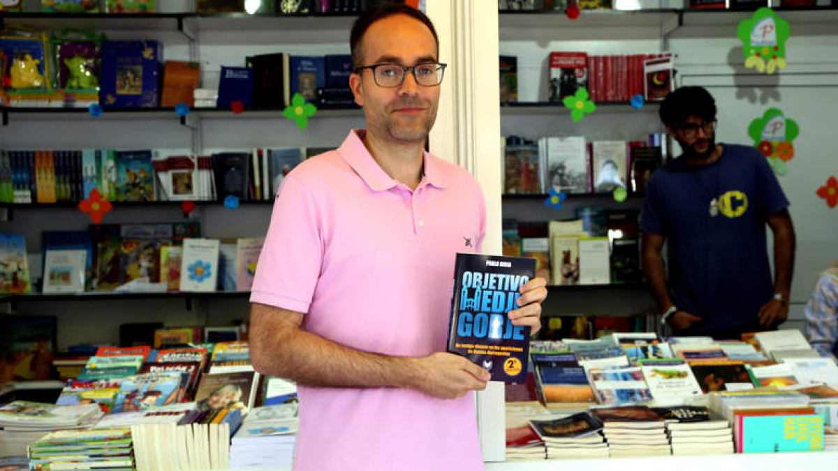 Pablo Rioja en el stand de la Feria del Libro de Madrid con su libro. BENITO ORDÓÑEZ