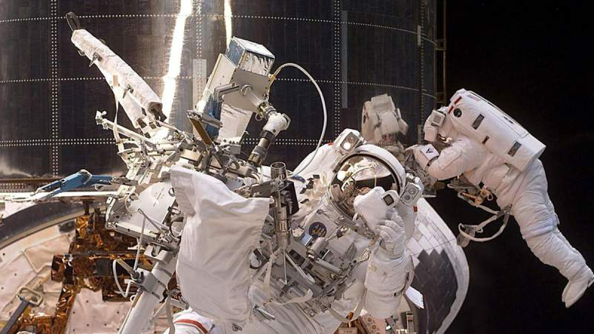 Astronautas en el transbordador espacial discovery. NASA
