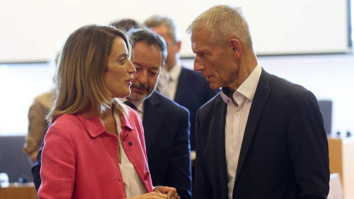 La presidenta del Parlamento Europeo junto a Helmut Scholz.  OLIVIER HOSLET
